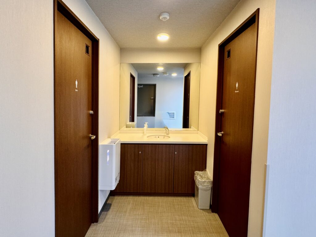 ドーミーインEXPRESS富士山御殿場 屋上テラスのトイレ