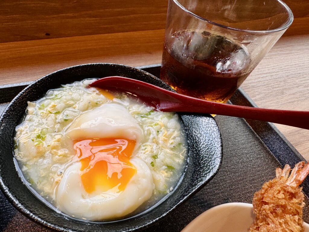 ドーミーインEXPRESS富士山御殿場 朝食 ご当地メニュー釜揚げしらす雑炊の温玉トッピング