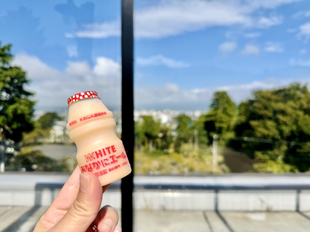 ドーミーインEXPRESS富士山御殿場 展望足湯で乳酸菌飲料を味わう