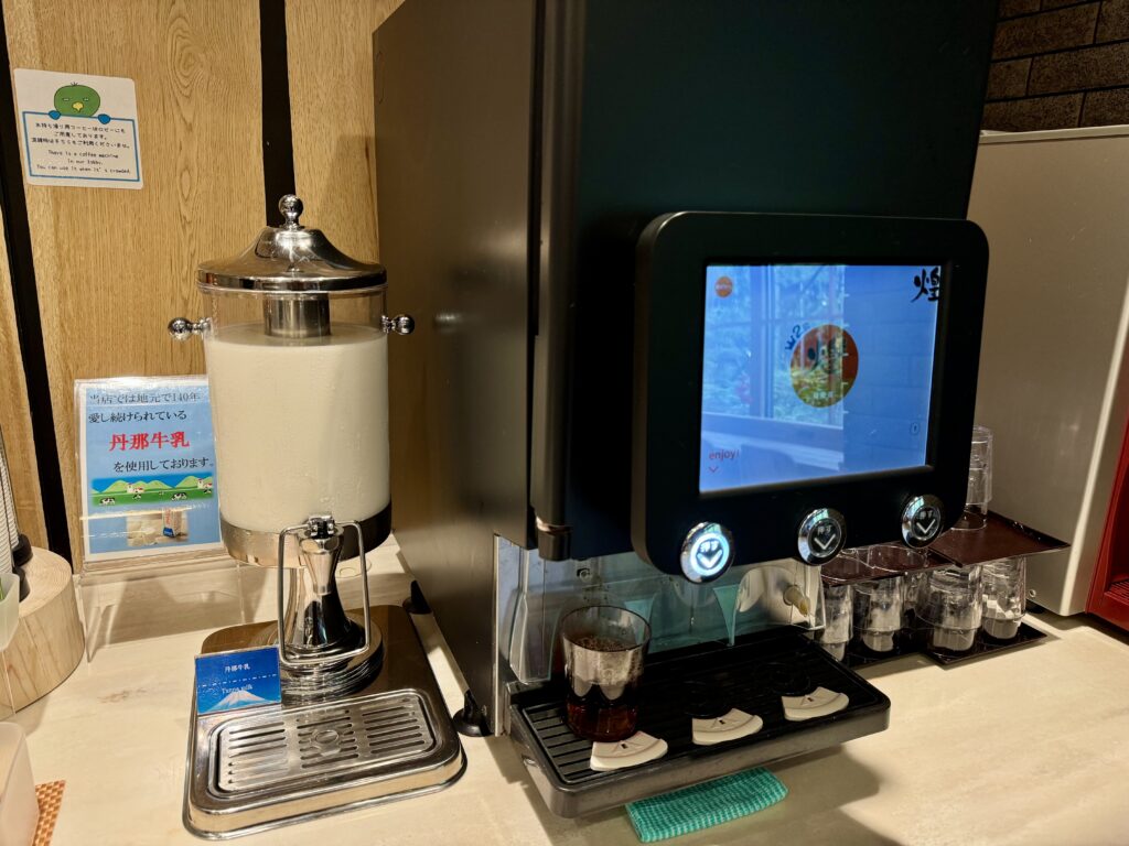 ドーミーイン御殿場の朝食会場にあるソフトドリンクマシーンとご当地牛乳