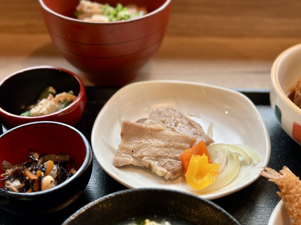 ドーミーイン御殿場の朝食で食べたポークグリル