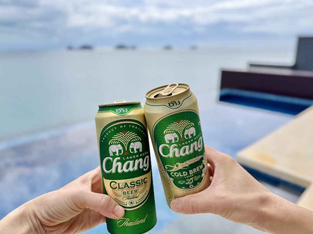 コンラッドコサムイ プールでチャンビール飲む