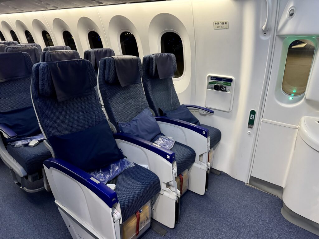 羽田からバンコクへ向かうANA機内座席の写真