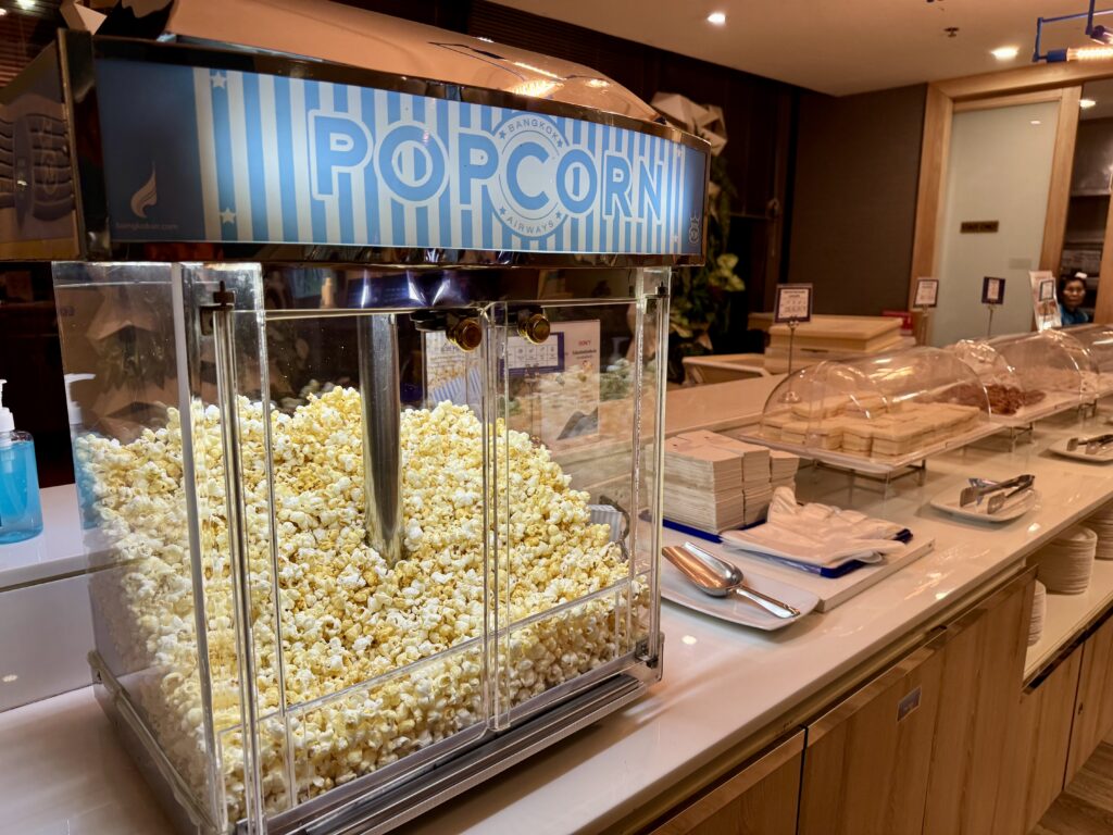 スワンナプーム空港の国内線エリアにあるバンコクエアウェイズラウンジの食事