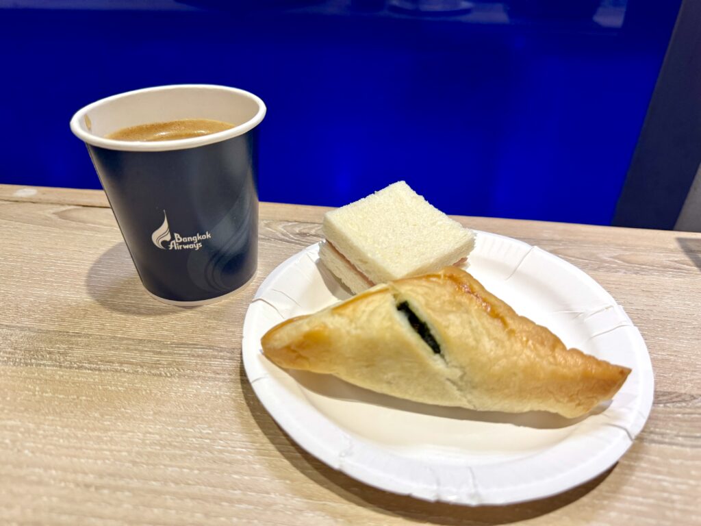 スワンナプーム空港の国内線エリアにあるバンコクエアウェイズラウンジの食べたのも