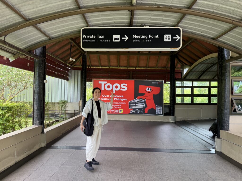 サムイ国際空港のタクシー乗り場へ向かう道