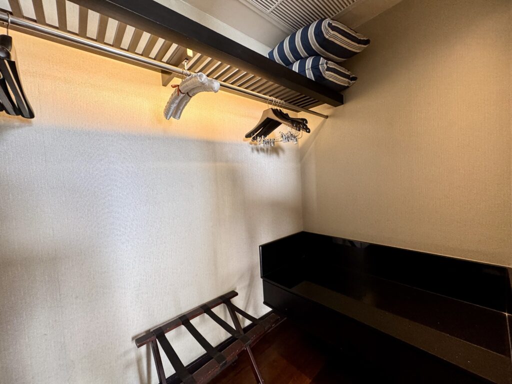 コンラッドコサムイの客室の荷物置き場