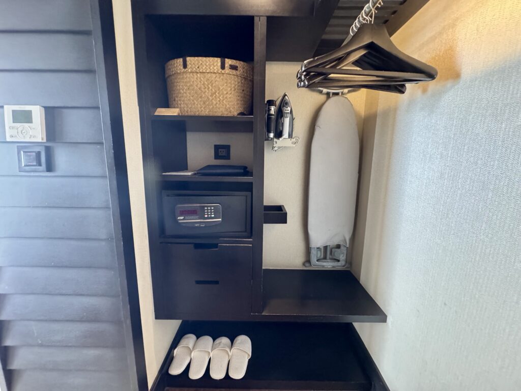 コンラッドコサムイの客室にあるアイロンやカゴバック