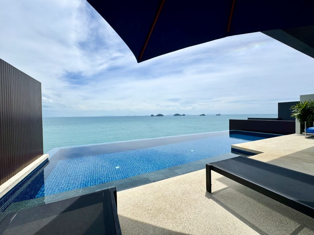 コンラッドコサムイの客室にあるプライベートプールから見える景色とファイブアイランド