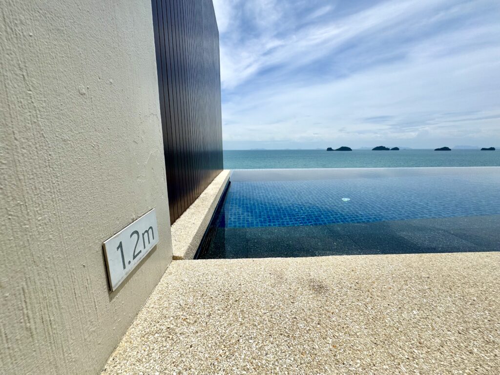 コンラッドコサムイの客室にあるプライベートプールの水深は1.2m