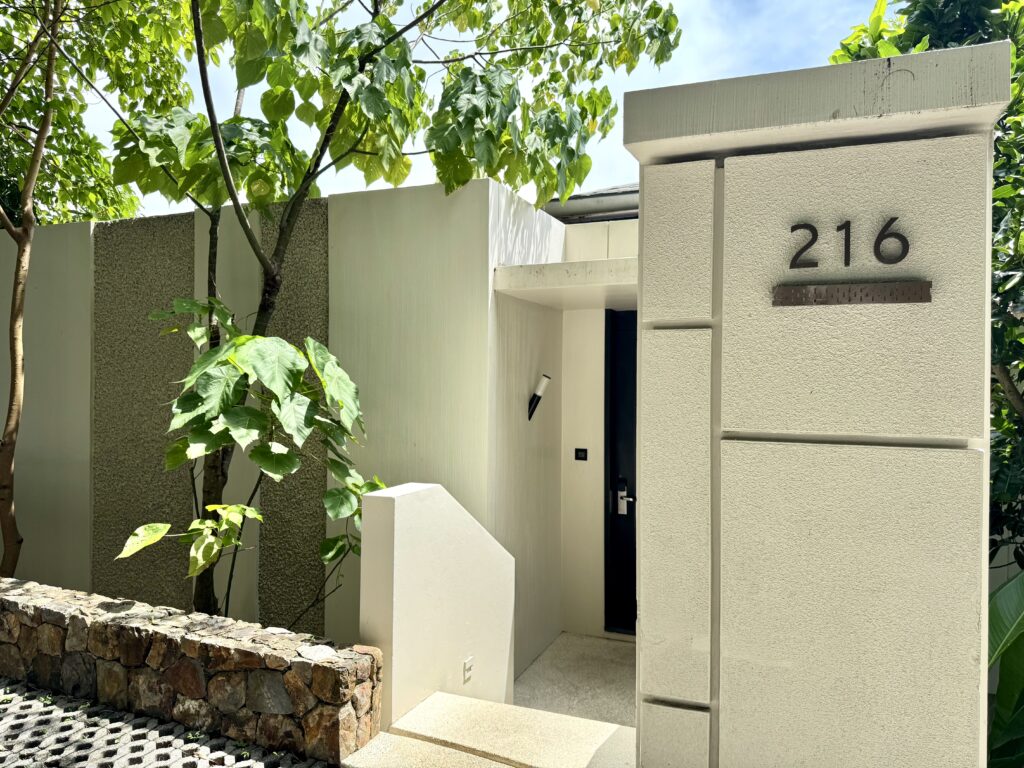 コンラッドコサムイ 客室216号室の入口