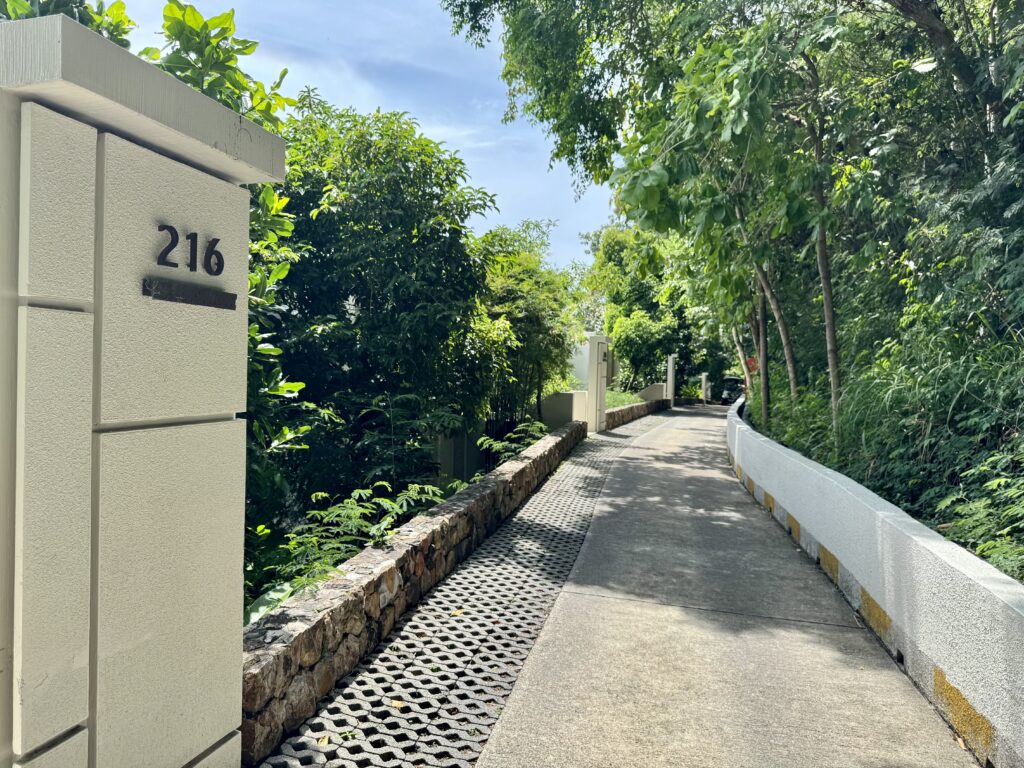 コンラッドコサムイ 客室へと続く道