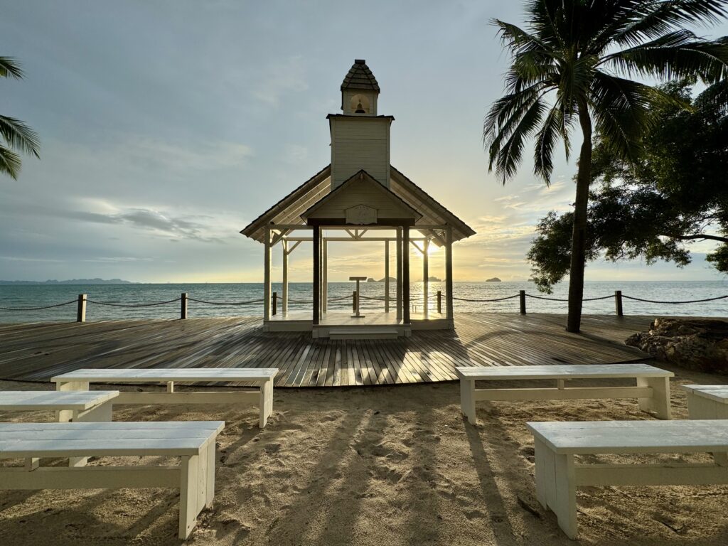 コンラッドコサムイのビーチ沿にあるチャペル 夕方の様子