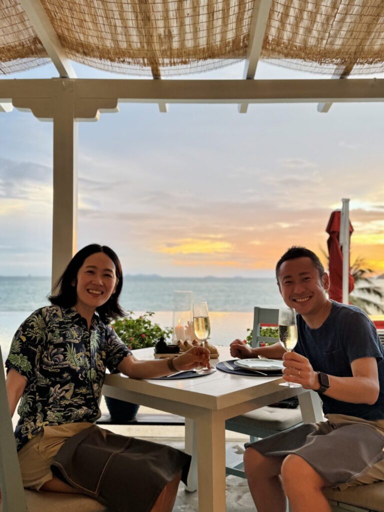 コンラッドコサムイでアズールでディナー 乾杯の様子