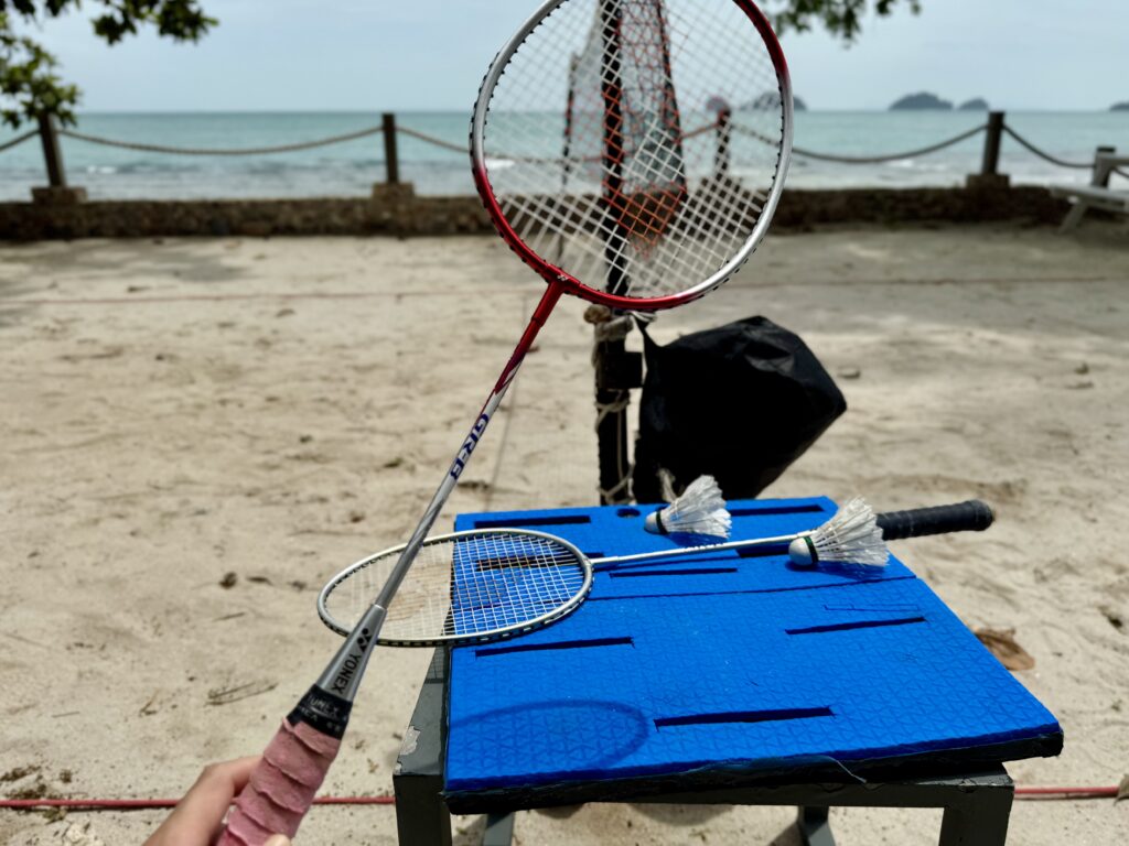 コンラッドコサムイのバトミントンコートとラケット