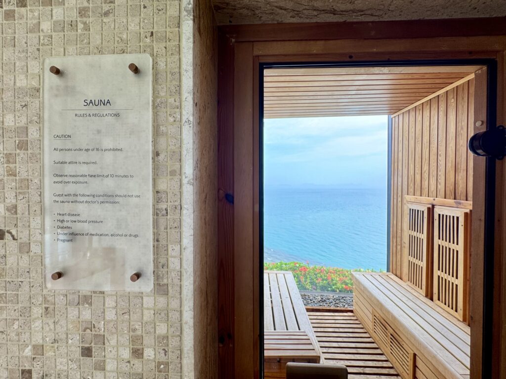 コンラッドコサムイ ドライサウナ室からみる絶景