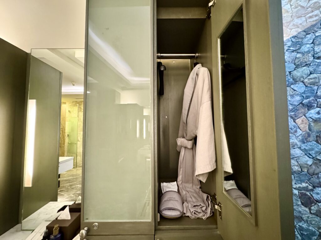 コンラッドコサムイ スパのロッカー