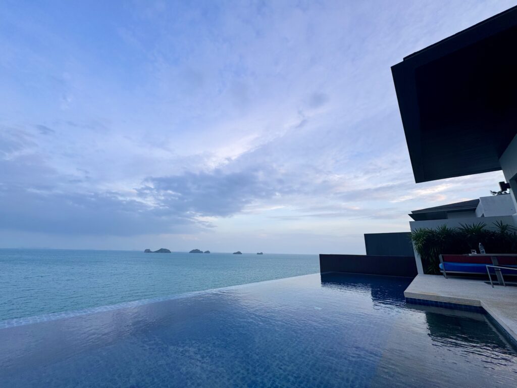 コンラッドコサムイのプライベートプールと朝焼け