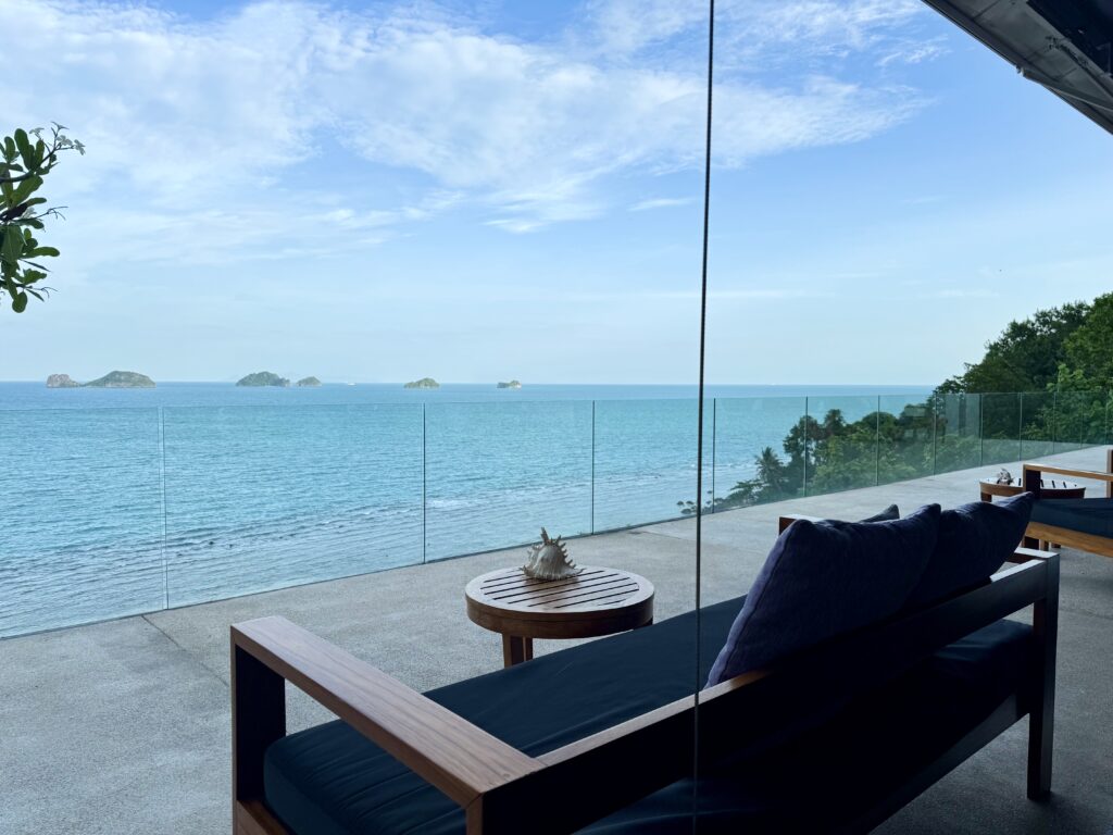 コンラッドコサムイ KO loungeのソファ席からみる海の景色
