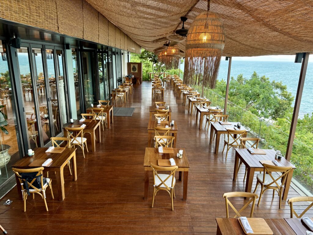 コンラッドコサムイ 朝食会場ゼストのテラス席