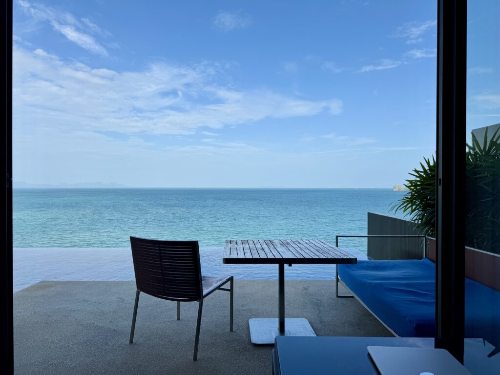 コンラッドコサムイのプライベートプールとテーブルセット