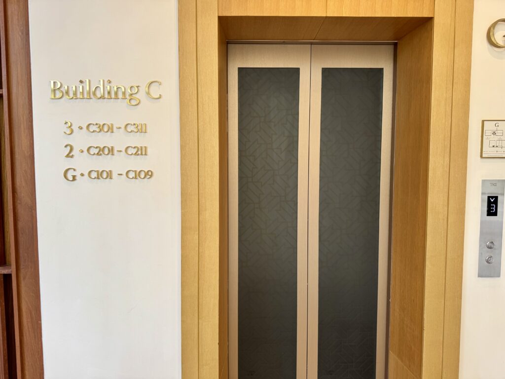 マラスカサムイの客室棟のエレベーター