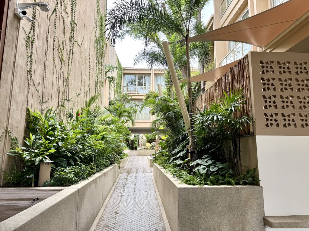 マラスカサムイの客室棟までの道