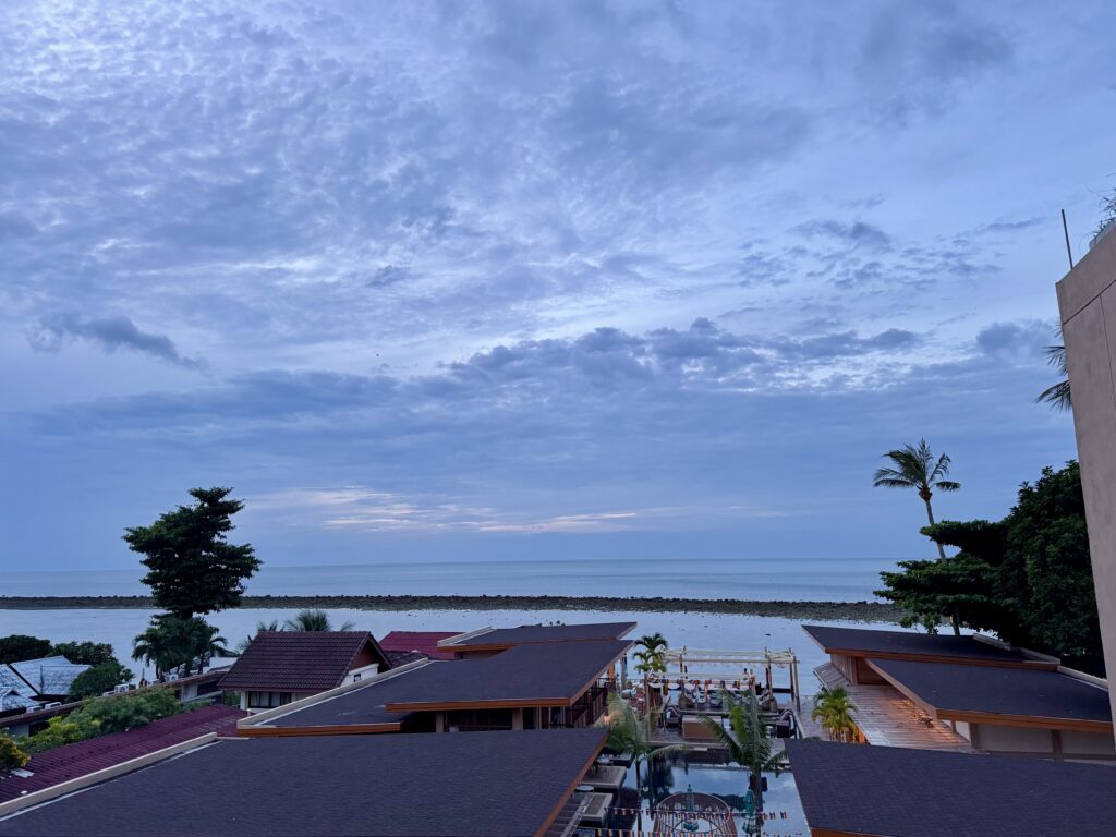 マラスカサムイのオーシャンビュー客室からの朝焼け