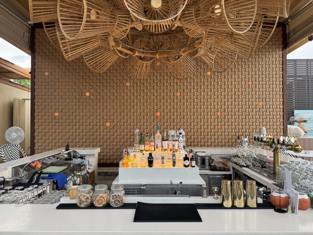 サムイ島にあるCabanasのバーカウンター