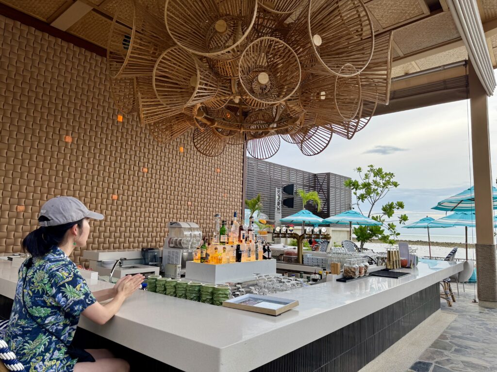 サムイ島にあるCabanasのバーカウンター
