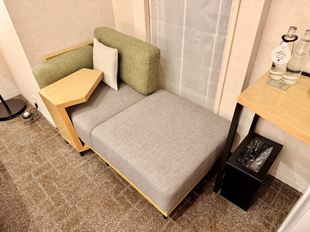 ダブルツリーbyヒルトン東京有明 デラックスルーム ダブルベッド2台 ちょい飲みソファ