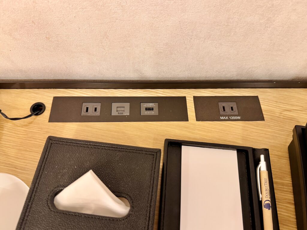 ダブルツリーbyヒルトン東京有明 デラックスルーム デスクのコンセントなど