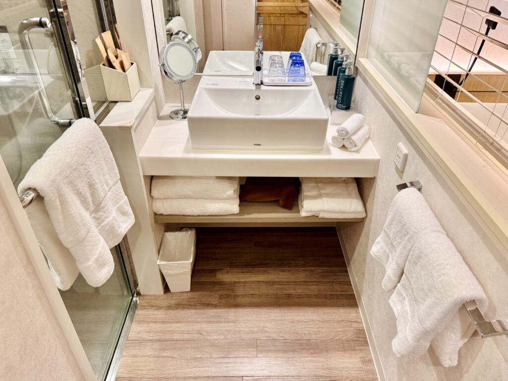 ダブルツリーbyヒルトン東京有明 デラックスルーム 洗面台の様子