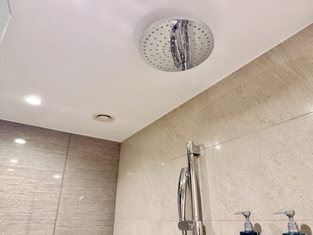 ダブルツリーbyヒルトン東京有明 デラックスルーム 客室にはレインシャワーあり