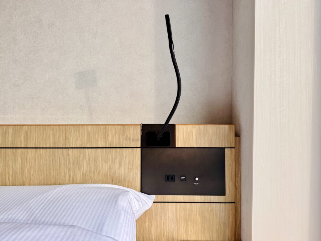 ダブルツリーbyヒルトン東京有明 デラックスルーム ダブルベッド2台 ベッドまわり