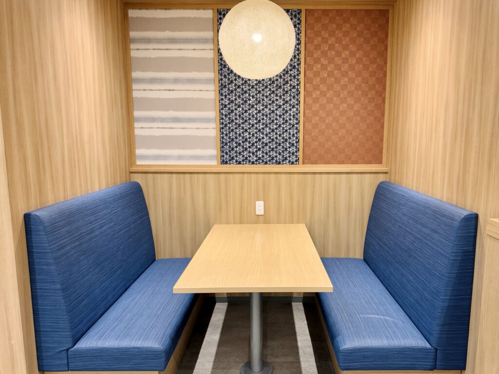 ドーミーインEXPRESS豊橋 朝食会場Hatago ソファ席