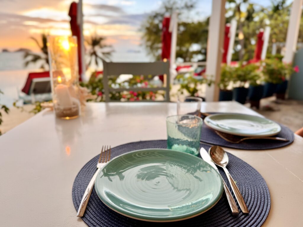 コンラッドコサムイ アズール ディナーのテーブルセッティング