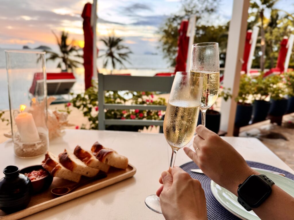 コンラッドコサムイ アズール 夕焼けディナー まずは乾杯