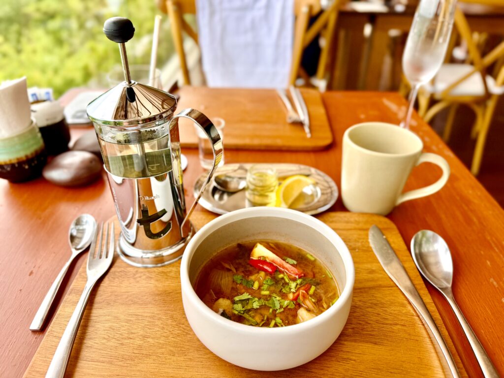コンラッドコサムイ 朝食のハーブティーとスープ