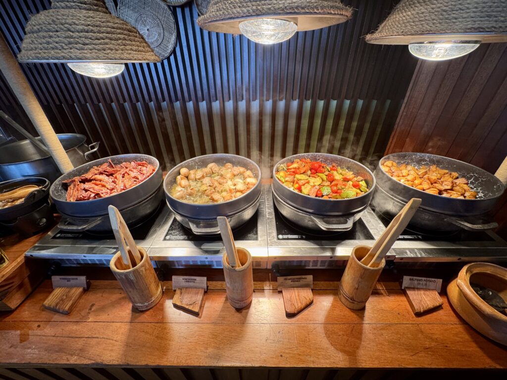 コンラッドコサムイの朝食のホットミール