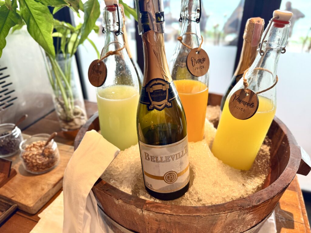 コンラッドコサムイの朝食にあるスパークリングワイン