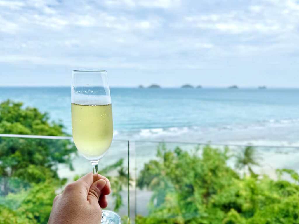 コンラッドコサムイの朝食はスパークリングワインで乾杯
