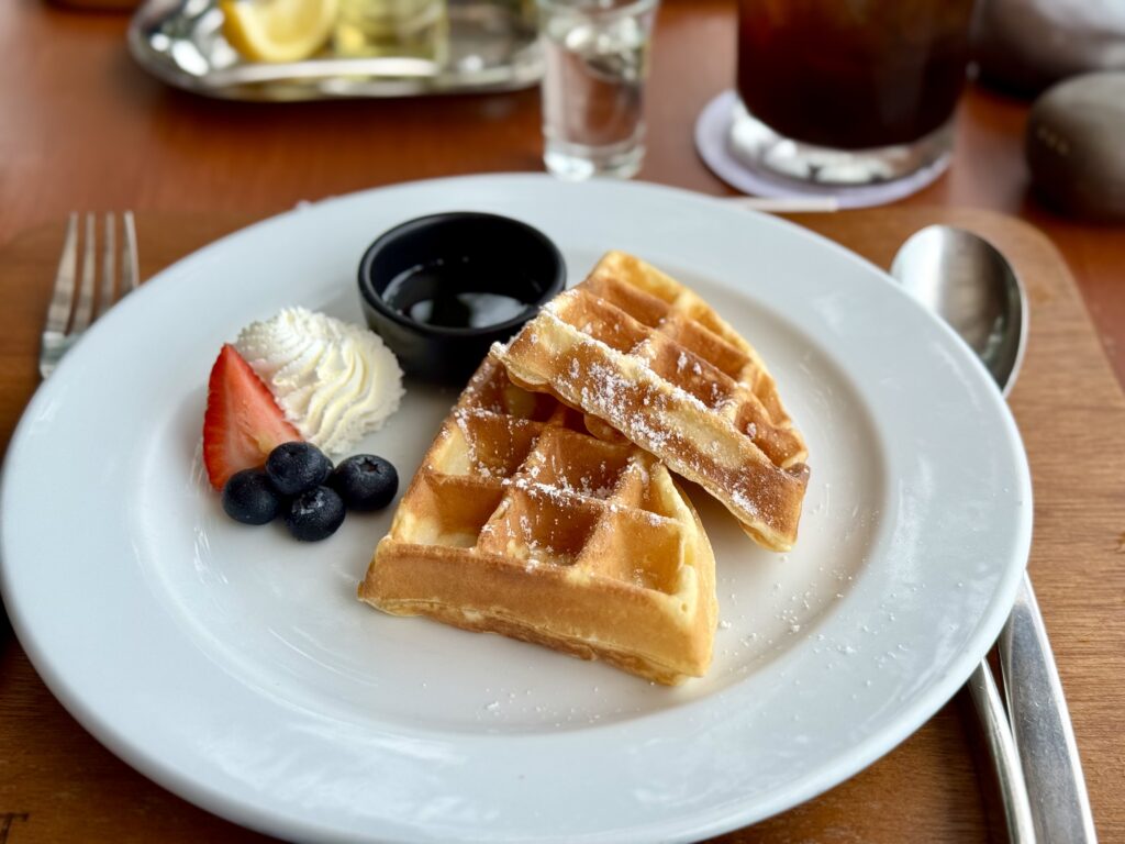 コンラッドコサムイの朝食で食べたワッフル