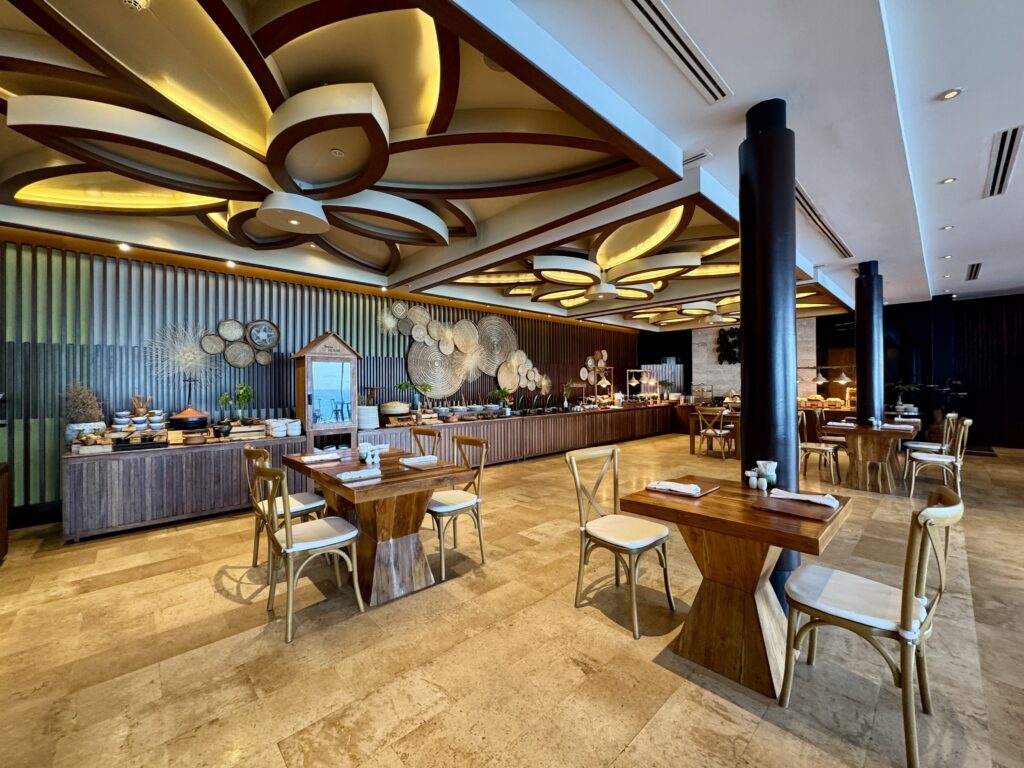 コンラッドコサムイの朝食会場店内席とビュッフェ台の様子