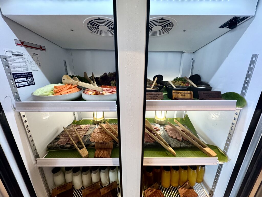 コンラッドコサムイの朝食にあるサラダとハム