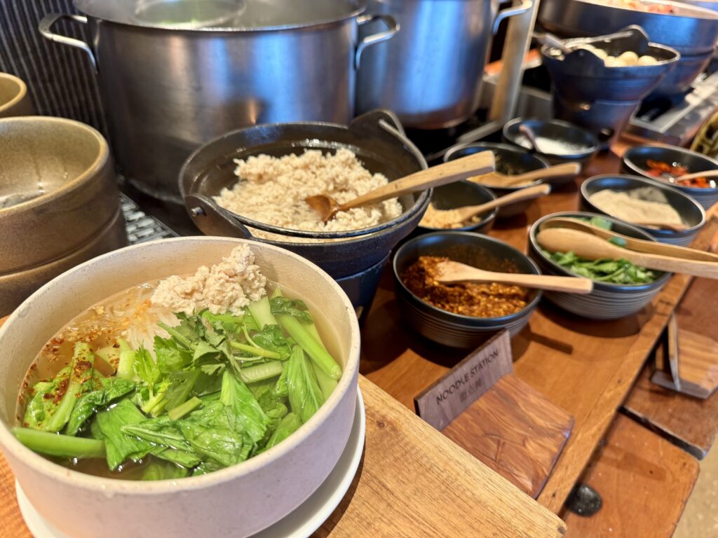 コンラッドコサムイの朝食のライブキッチンのヌードル