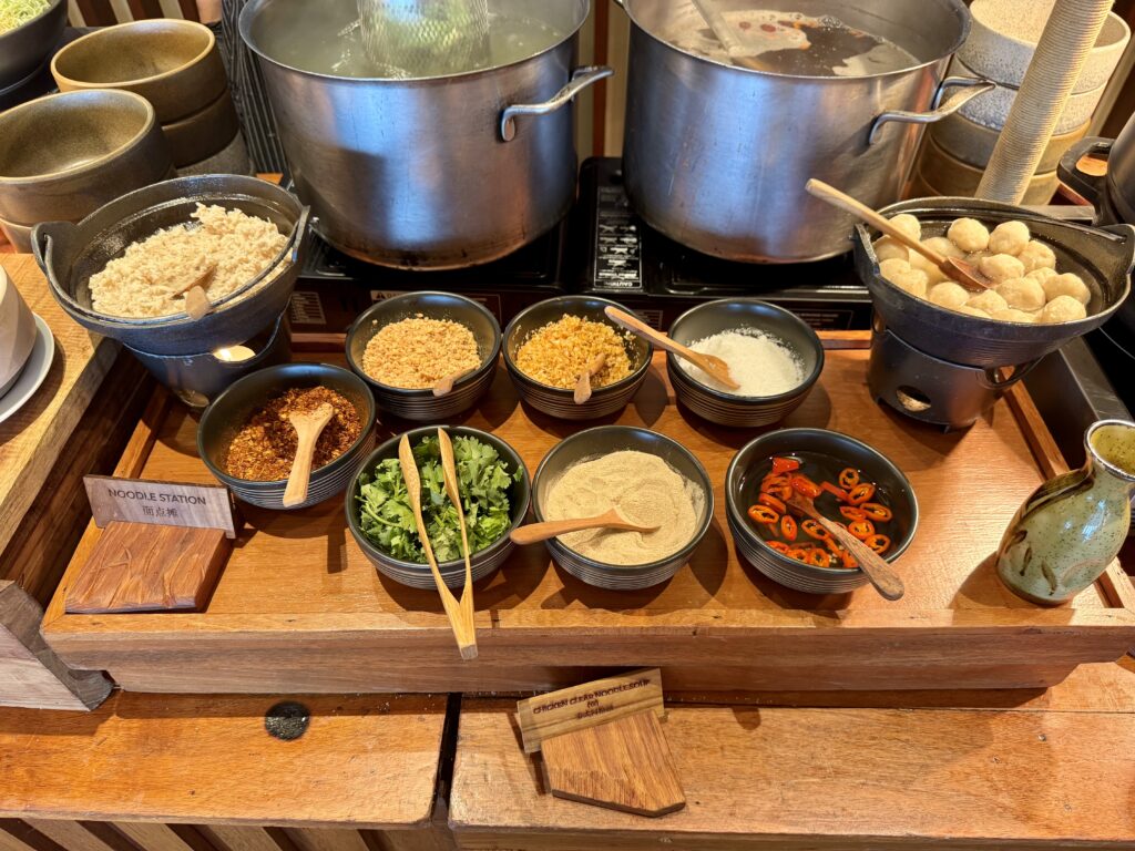 コンラッドコサムイの朝食のヌードルバーのトッピング