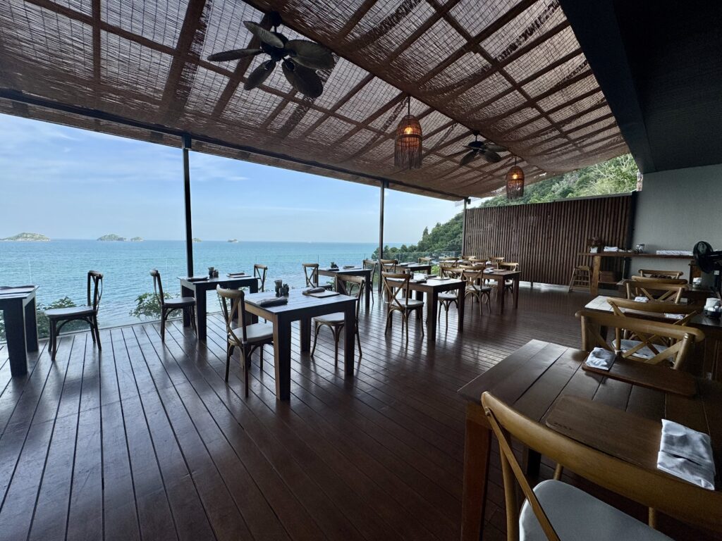 コンラッドコサムイのアオタイのテラス席