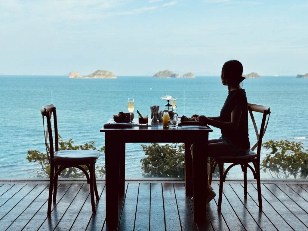 コンラッドコサムイのアオタイのテラス席で朝食を食べる