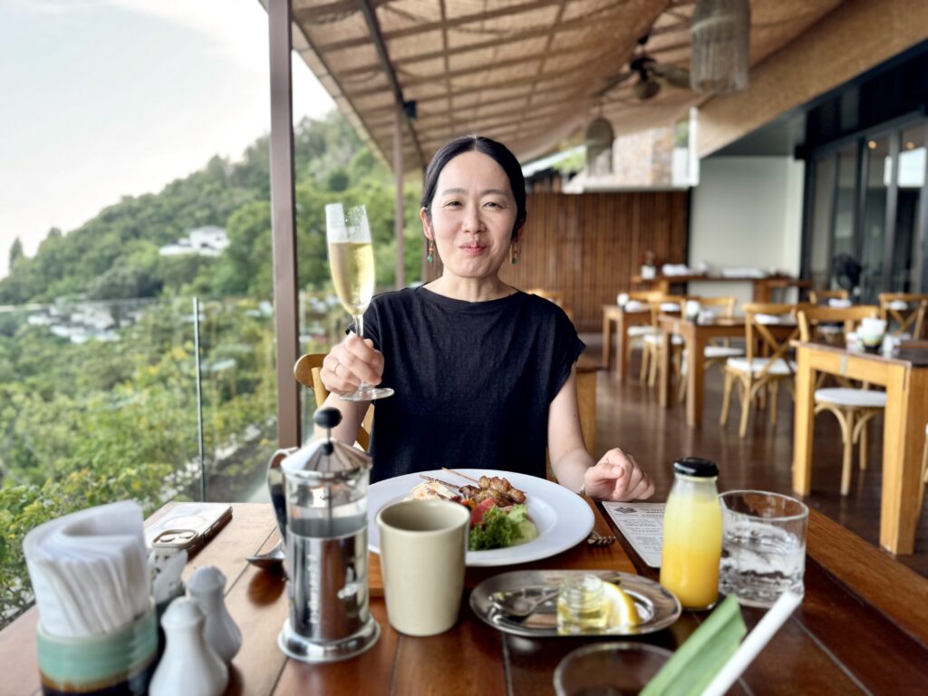 コンラッドコサムイの朝食ではスパークリングワインで乾杯